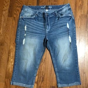 Super cute Distressed capri